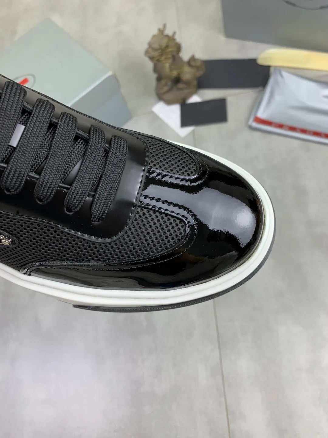 Men's Men's Shoes 💰P600 💰【New Style】 The latest model of high-quality PRADA classic men's shoes has been launched on the official website at 1:1, synchronized in Hong Kong, and on the same catwalk; all made of calfskin➕imported cowhide lining, 🍡🍡original rubber outsole, non-slip and wear-resistant; comfortable on the feet, attractive style, fine workmanship, and simple and neat shoe lasts, showing the courage and toughness of men, 👍Size: 39-44 (45 can be customized) black White color🉑️choose